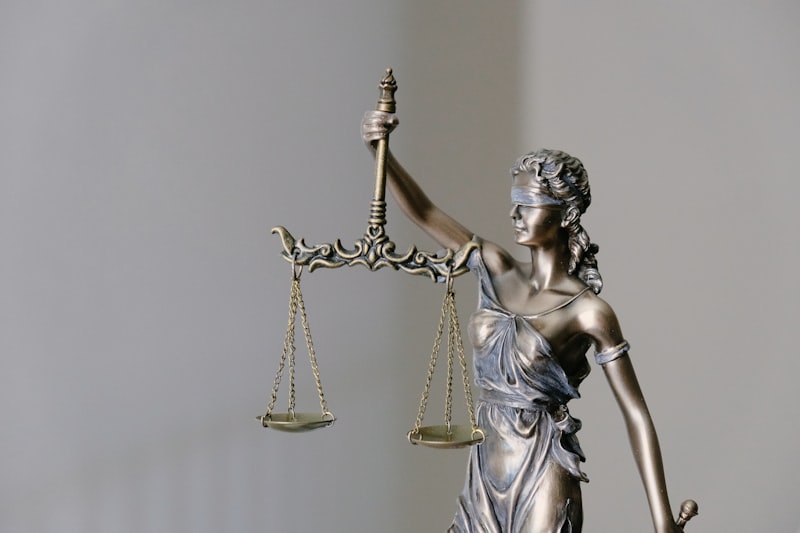 Martelo da justiça sobre a mesa