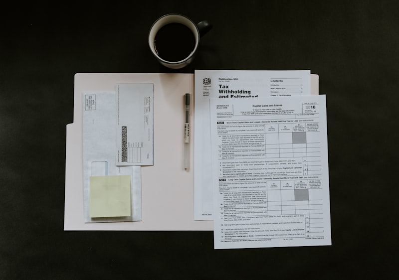 Documentos e planejamento sobre a mesa de trabalho